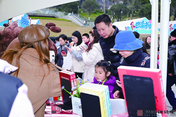 市民在逛“巴渝書市”閱讀市集