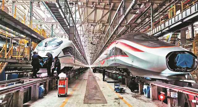 繁忙的動車組檢修現場。通訊員 羅雲鵬 攝/視覺重慶