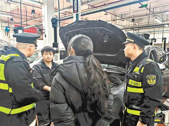 春運期間,自駕成為不少市民返鄉團聚的首選,車輛維修保養需求也進入高峰期。近日,重慶交通執法總隊對車輛維修行業開展專項執法檢查。(受訪者供圖)