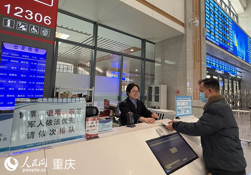 高露洁为乘客办理线下购票。人民网记者 胡虹摄