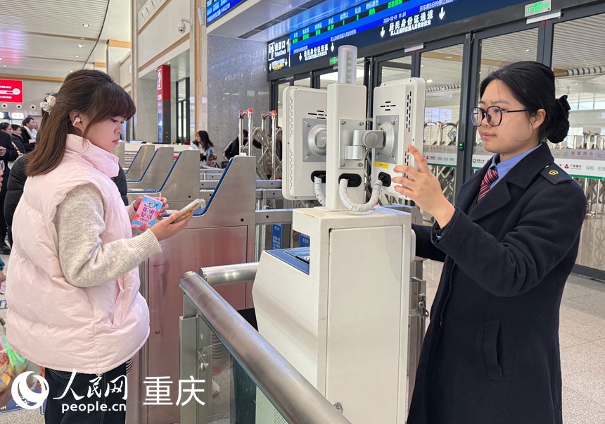 高露洁帮助乘客人工检票。人民网记者 胡虹摄