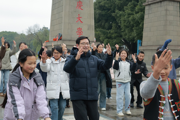 哈尼族少年們在重慶大學校園裡跳起熱情的哈尼族舞蹈。龔曉微攝