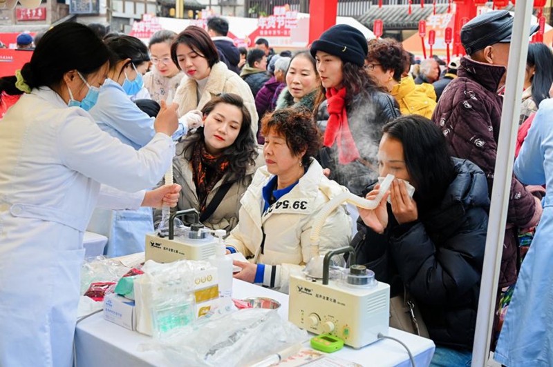 义诊活动现场。重庆市卫健委供图