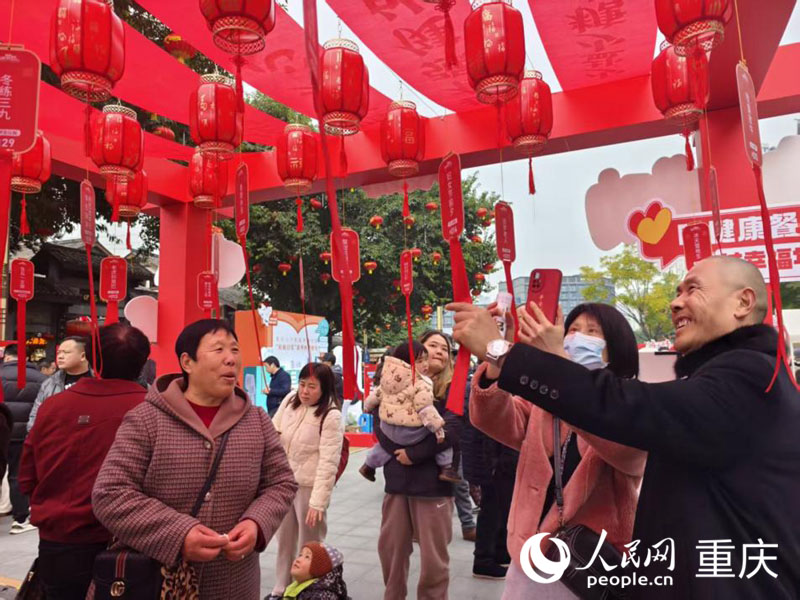 市民参加猜谜游戏。人民网陈琦 摄