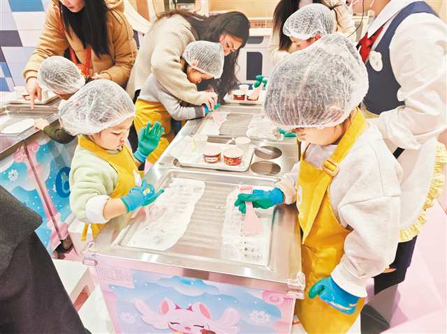 在位于龙湖时代天街的亲子餐厅，家长带孩子体验炒酸奶。（受访者供图）