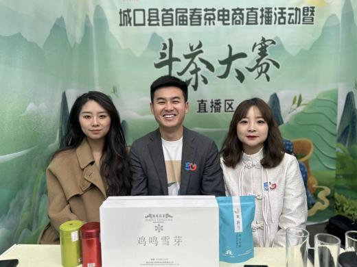 返鄉創業青年陳帥通過網絡推介城口老臘肉、高山茶葉等特色農產品。重慶電信供圖