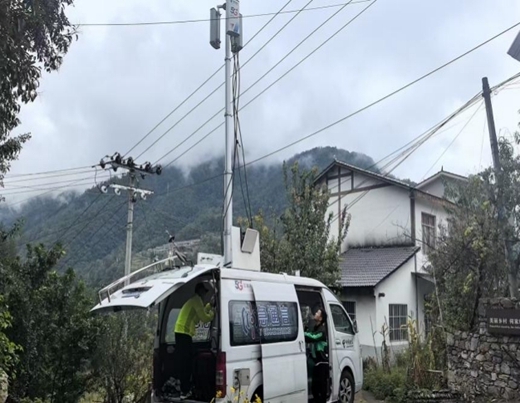 大巴山深處的應急通信車。重慶電信供圖