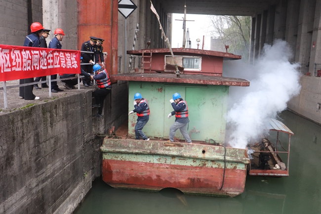 联合实战演练现场。重庆交通执法港航海事支队三大队供图