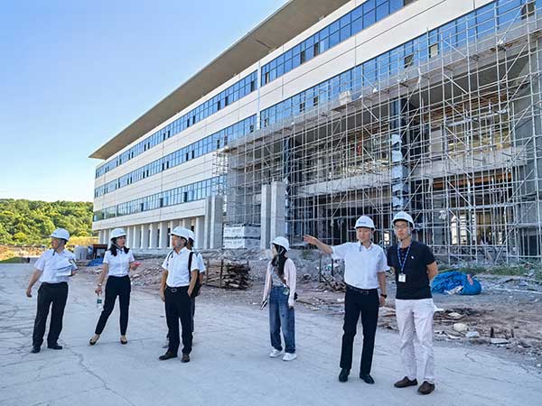 农行重庆南岸支行走访企业。重庆市委金融办供图