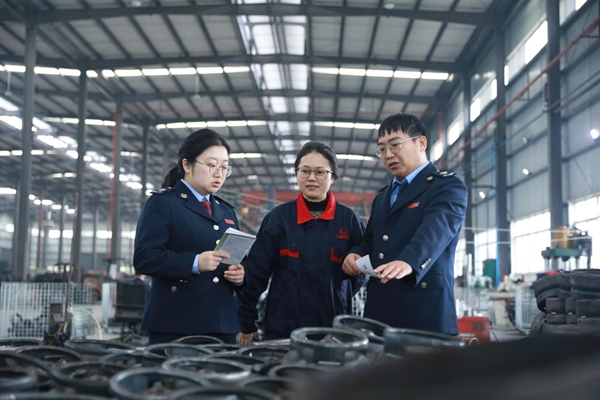 圖為江津區稅務人員走進重慶中航重工有限責任公司，輔導支持創新和制造業發展相關稅費政策，引導准確適用優惠政策，防范涉稅風險。王植攝