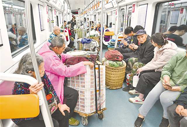 重慶“背簍專線”，早起的人們在此不期而遇。（資料圖片）記者 劉力 攝/視覺重慶