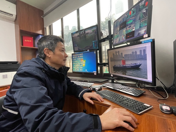 没有驾船巡航任务时，葛列军在监控室监控航标运行情况。刘敏摄