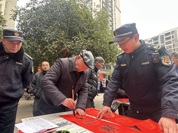 書寫春聯現場。長壽區城市管理局供圖