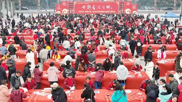 揮毫潑墨寫春聯。陳仕川攝