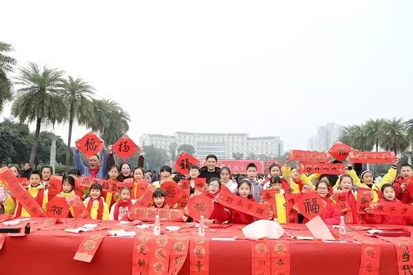 市民喜迎新春。陳仕川攝