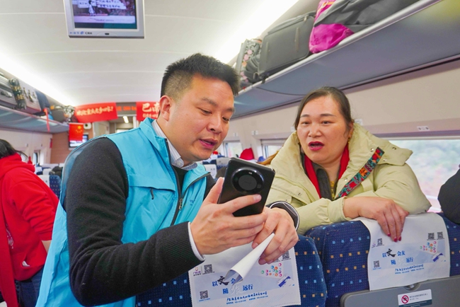 唐远航“一对一”解答社保问题。重庆市社保局供图