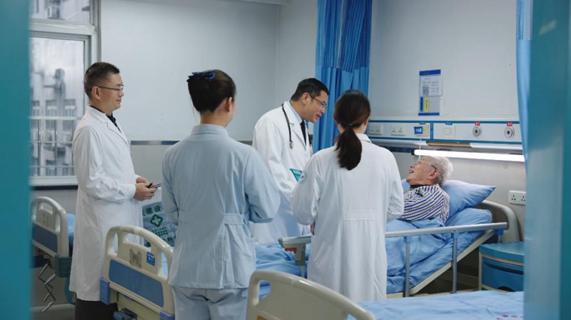 医联体合作框架下，重庆医科大学附属第一医院专家在重庆建设医院查房。重庆医科大学附属第一医院供图