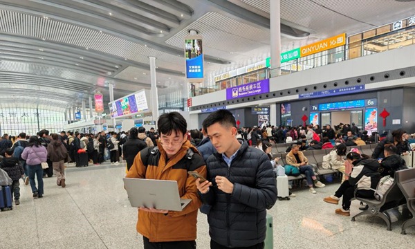 保障人员在重庆西站开展网络优化。重庆移动供图