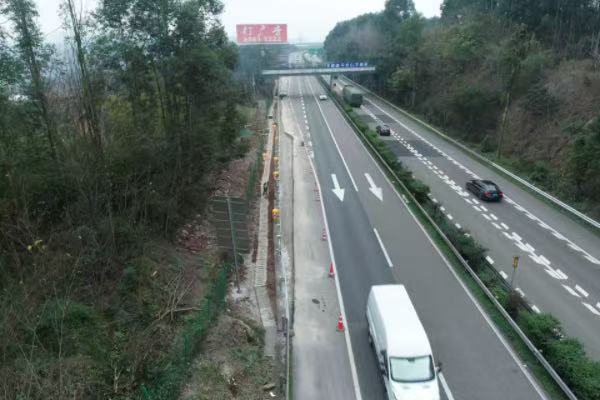高速公路硬路肩加宽“变”车道。重庆高速执法总队供图