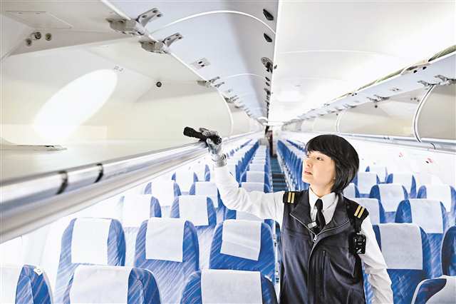 二月五日,鄧莉娜在機艙內進行安全檢查。記者 羅斌 攝\視覺重慶