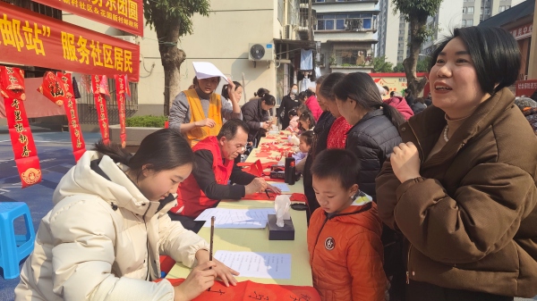 活動現場,黨員志願者與孩子們共寫春聯、剪窗花。龍山街道供圖