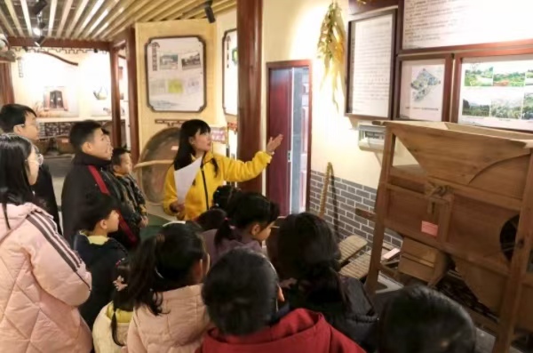 鄉情參觀，感受變遷。楊永琳攝