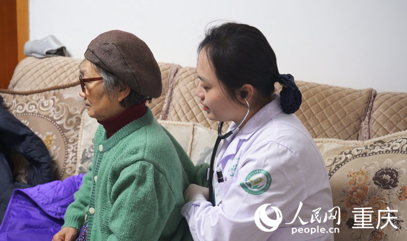 谢仁玉为老人肺部听诊。人民网记者 刘祎摄