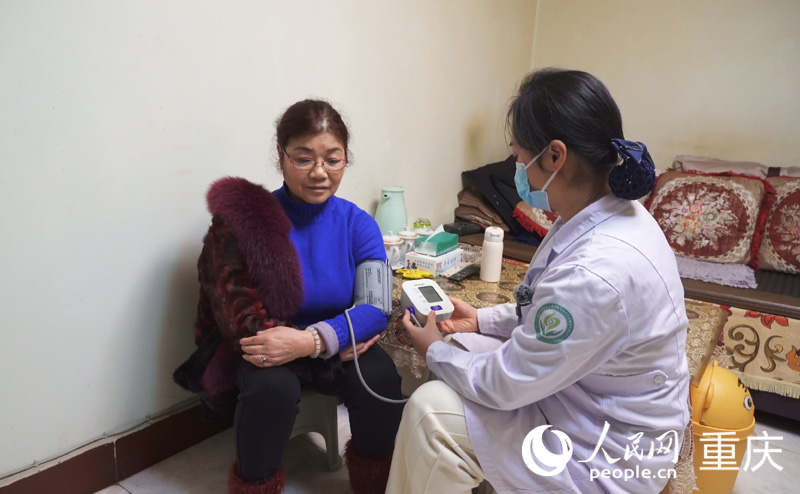 谢仁玉为居民测量血压。人民网记者 刘祎摄