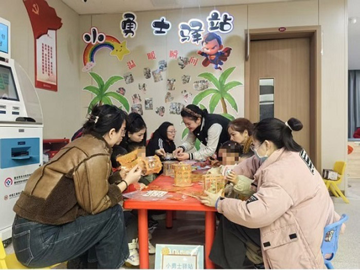 永川区妇幼保健院儿童保健科设“小勇士驿站”,鼓励儿童配合保健,解决家长难题。永川区妇幼保健院供图
