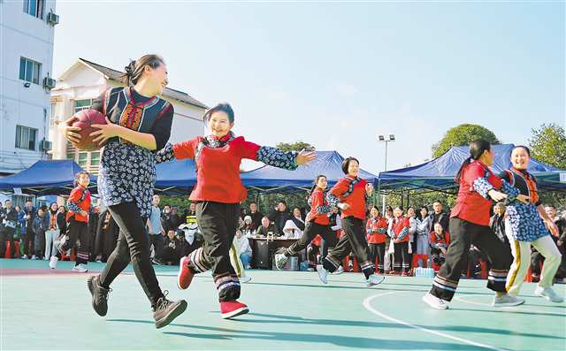 比赛现场,孃孃们在奔跑争抢。通讯员 石嘉黎 摄\视觉重庆