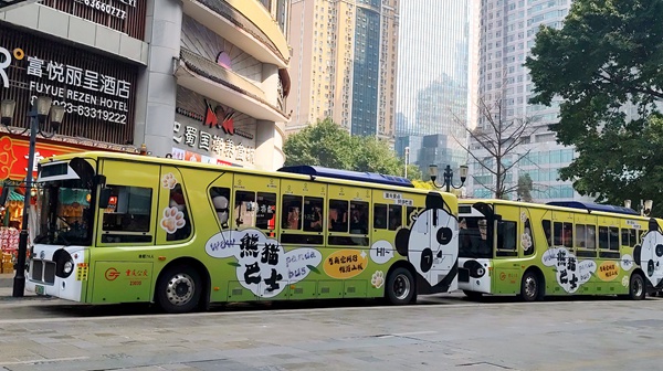 重庆首条熊猫主题观光巴士。重庆巴适旅游发展有限公司供图
