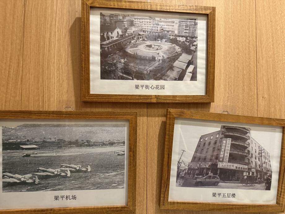 墙上展示着梁平的老照片。潘珍净摄