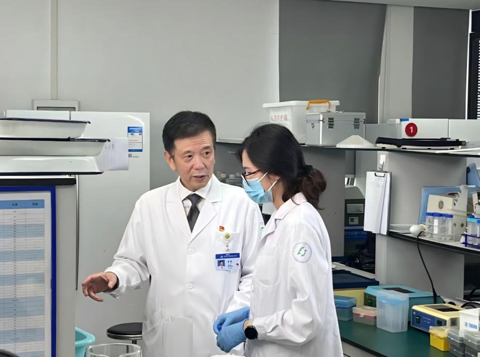 重庆医科大学附属第一医院，专家教授对学生进行专业指导。重庆医科大学附属第一医院供图