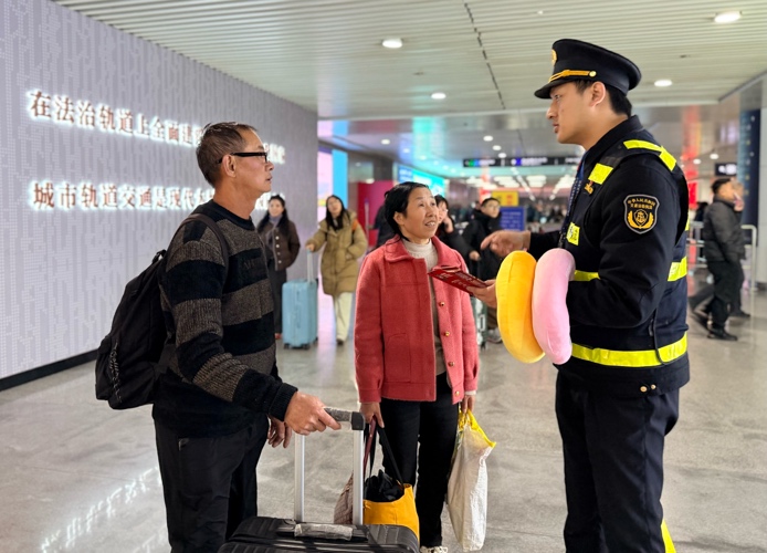 交通執法人員在重慶北站開展普法宣傳。軌道交通支隊供圖