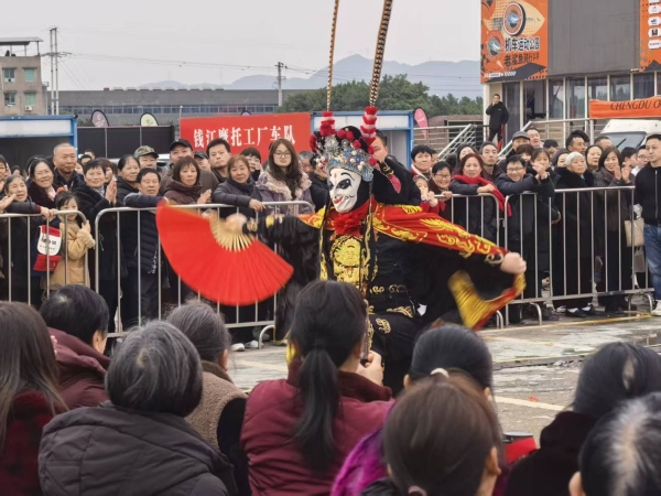 川剧表演现场互动。任峰摄