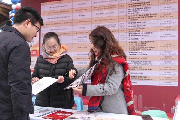市民了解購房信息。活動主辦方供圖