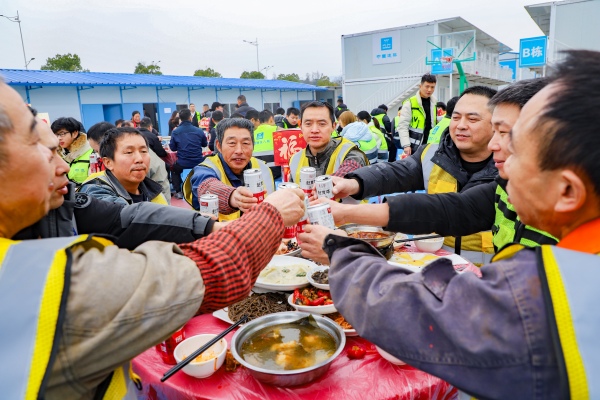 工友们一起吃团年饭。主办方供图