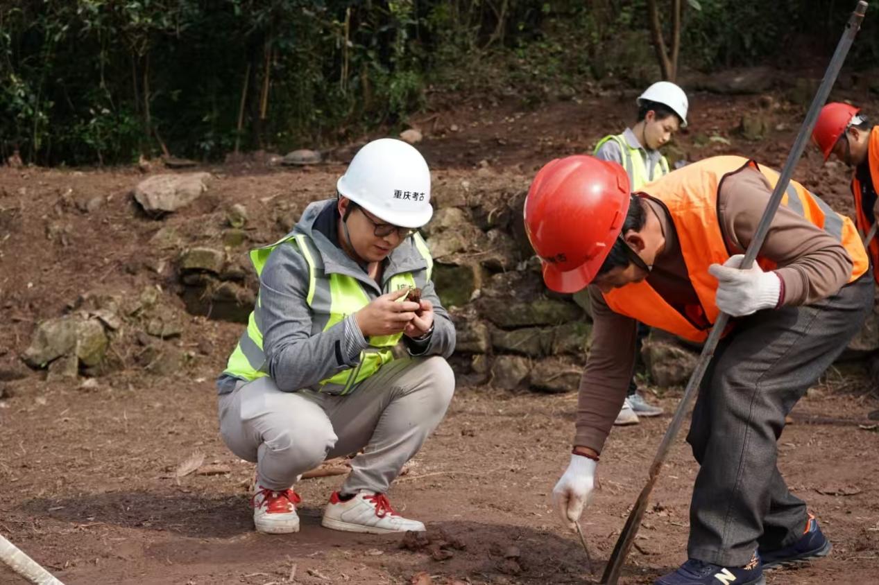 胡立敏（左）在钓鱼城考古工地。赵振江摄