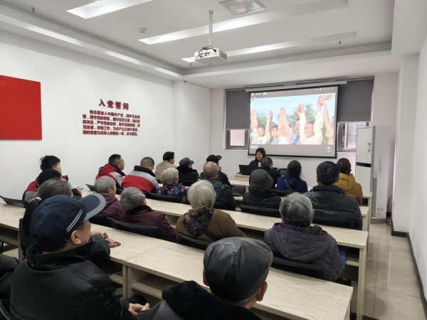 老黨員集中觀看黨員冬訓直播。大渡口區融媒體中心供圖