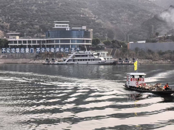 清漂船进行日常清洁。蒋海涛摄