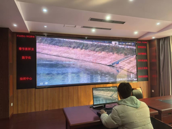 杨明鑫通过“江清岸洁”智管应用平台，监看水面情况。蒋海涛摄