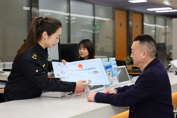 全市首张重点液态食品道路散装运输准运证发放。重庆市市场监管局供图