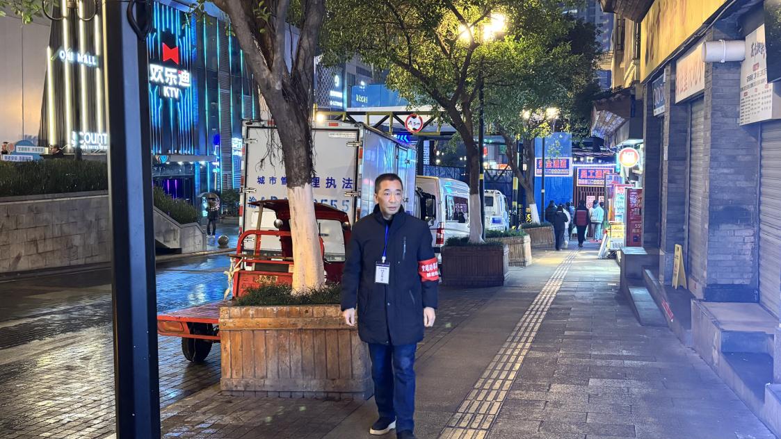 张箭在辖区巡查。解放碑街道供图