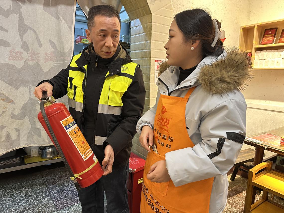 张箭检查火锅店消防设施。黄亚辉摄