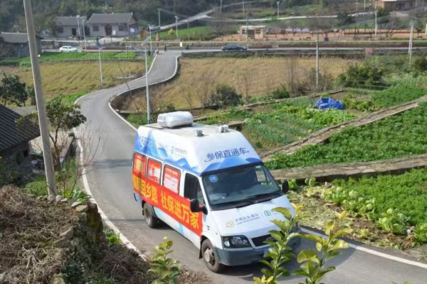 流動“參保直通車”奔走在鄉鎮。黃治中攝