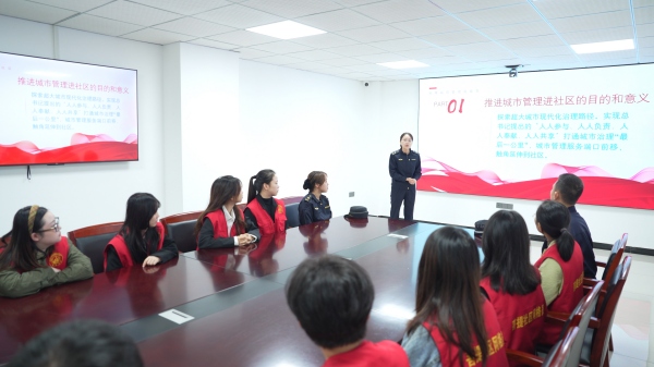 向网格员宣传“随手拍”和网格员激励机制。长寿区城市管理局供图