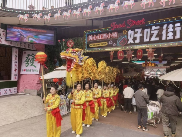 好吃街人流涌動。任峰攝
