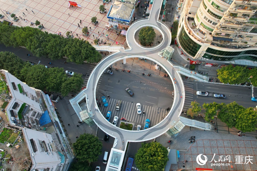 神女大扶梯项目中的人行天桥。人民网记者 刘祎摄