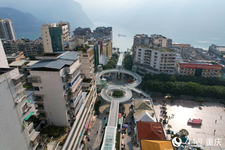 位于长江边的神女大扶梯。人民网记者 刘祎摄