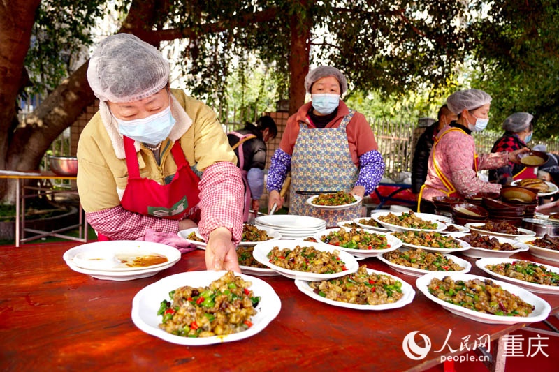 2月11日，南岸区南坪街道东路社区，厨师正在准备“百家宴”菜品。人民网 刘祎摄